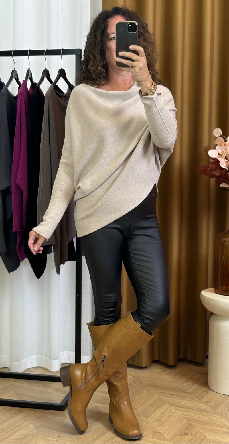 Mimi bluse med asymmetrisk snit i bunden beige LikeLondon - Image 4