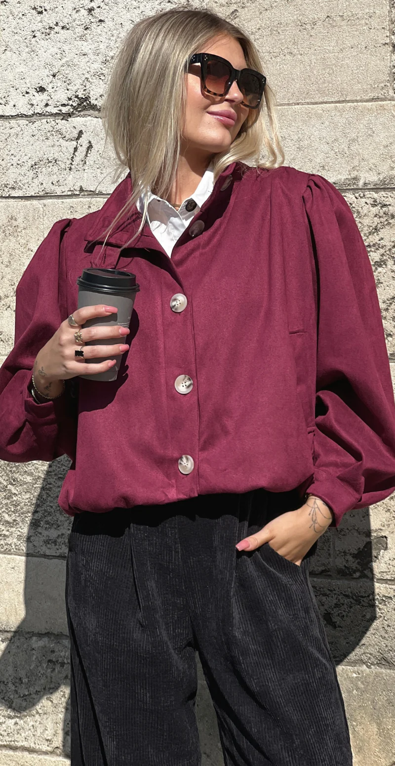 Mimmi kort jakke med hornknapper wine LikeLondon - Image 2