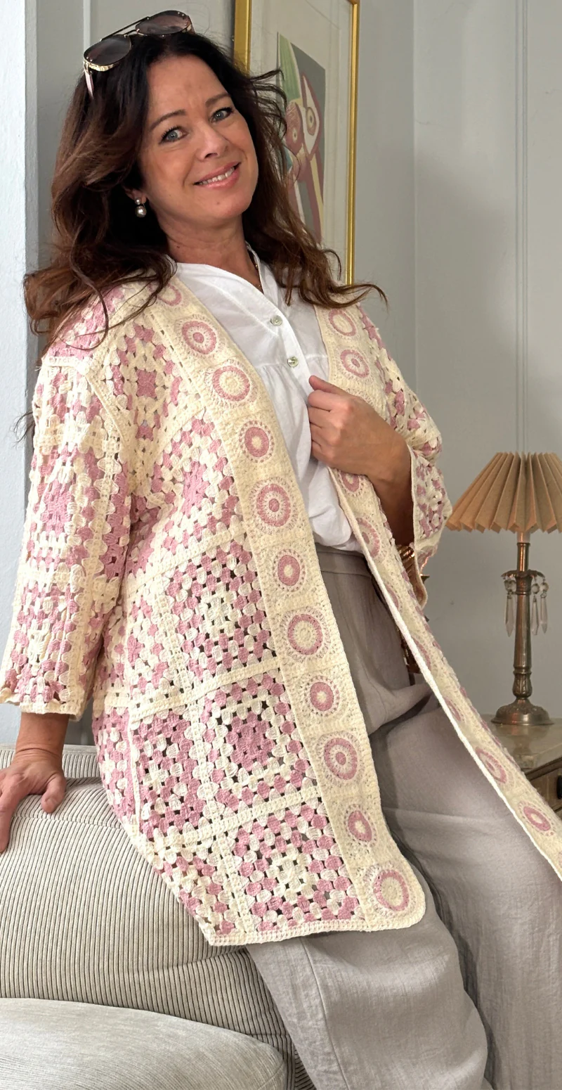 Mio mellemlang cardigan med hæklet firkanter rosa LikeLondon - Image 3