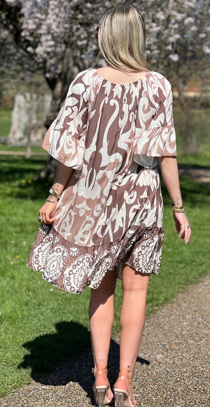 Mira kort kjole med mønster og peplum kanter beige LikeLondon - Image 4