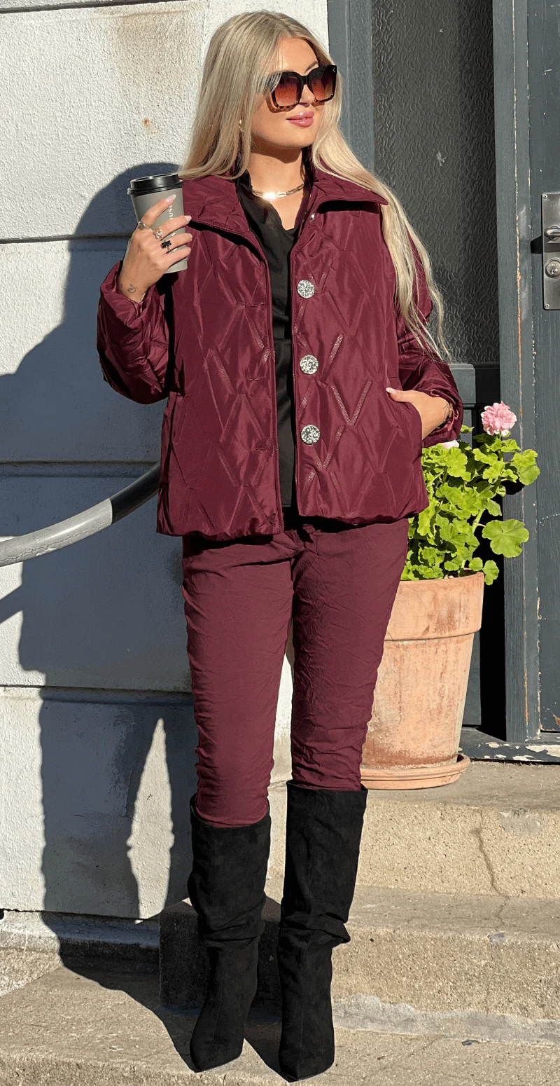 Mischa kort jakke med præget mønster og guldknapper bordeaux LikeLondon - Image 3