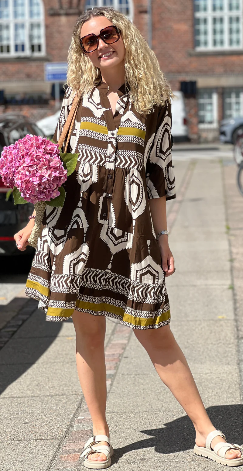 Nethe kort kjole med knapper og grafisk mønster brun/beige LikeLondon - Image 2
