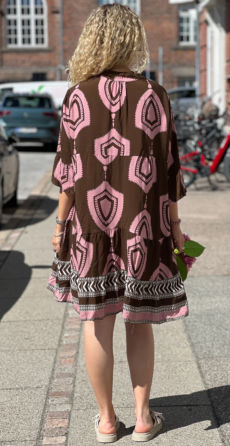 Nethe kort kjole med knapper og grafisk mønster rosa LikeLondon - Image 6
