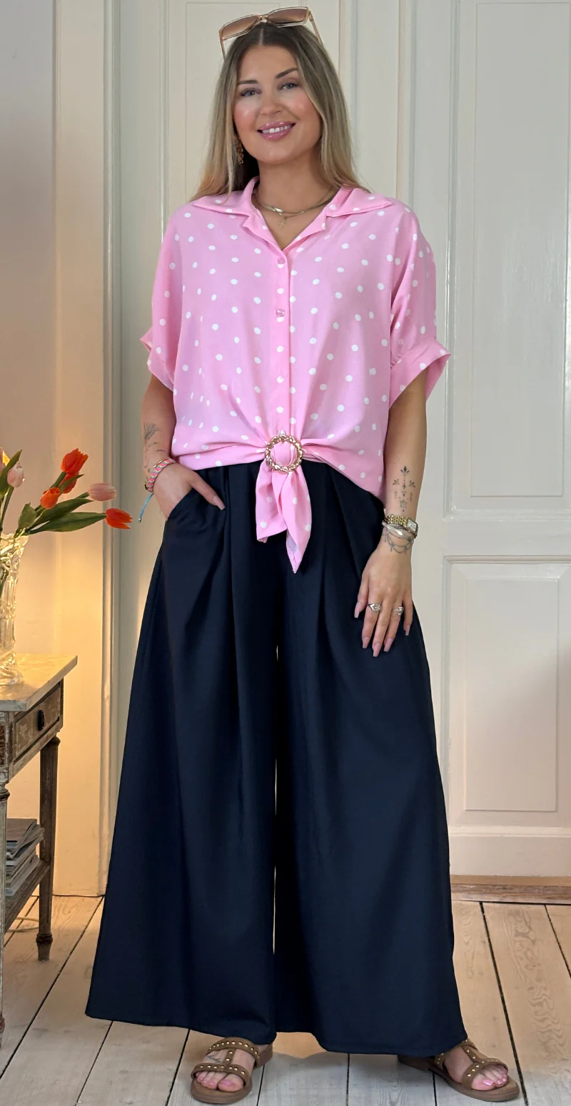 Nikolina skjortebluse med polkaprikker og spænde pink LikeLondon - Image 2