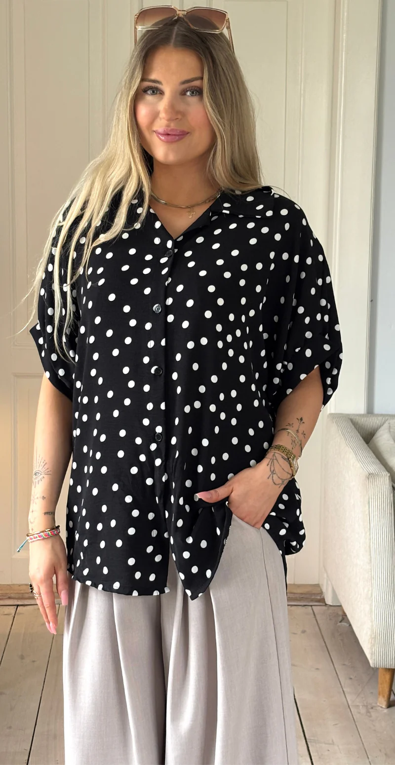 Nikolina skjortebluse med polkaprikker og spænde sort LikeLondon - Image 5