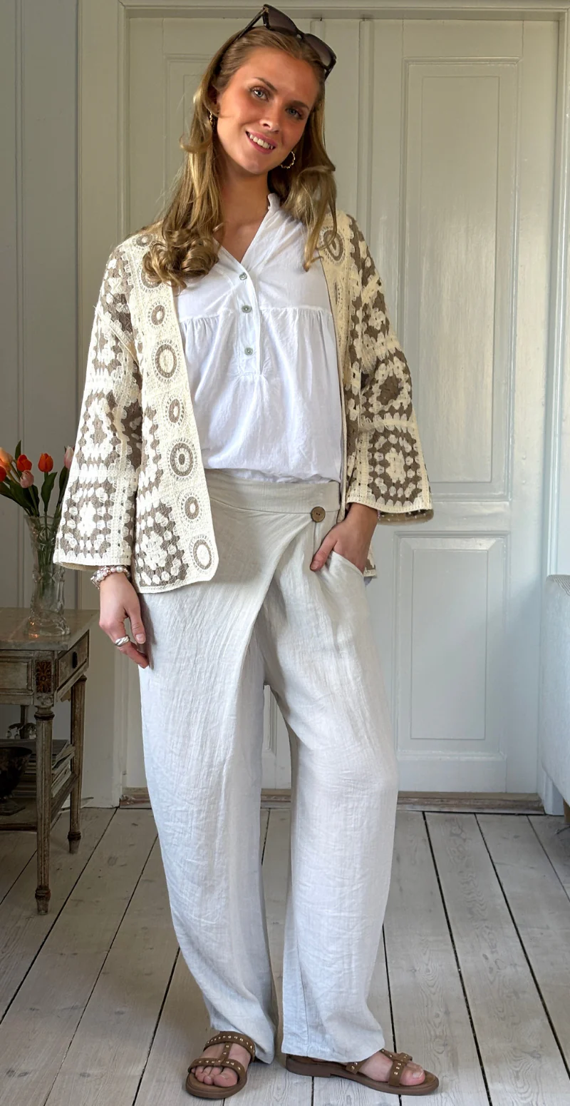 Normi bukser med træknap og slå-om effekt beige LikeLondon - Image 2