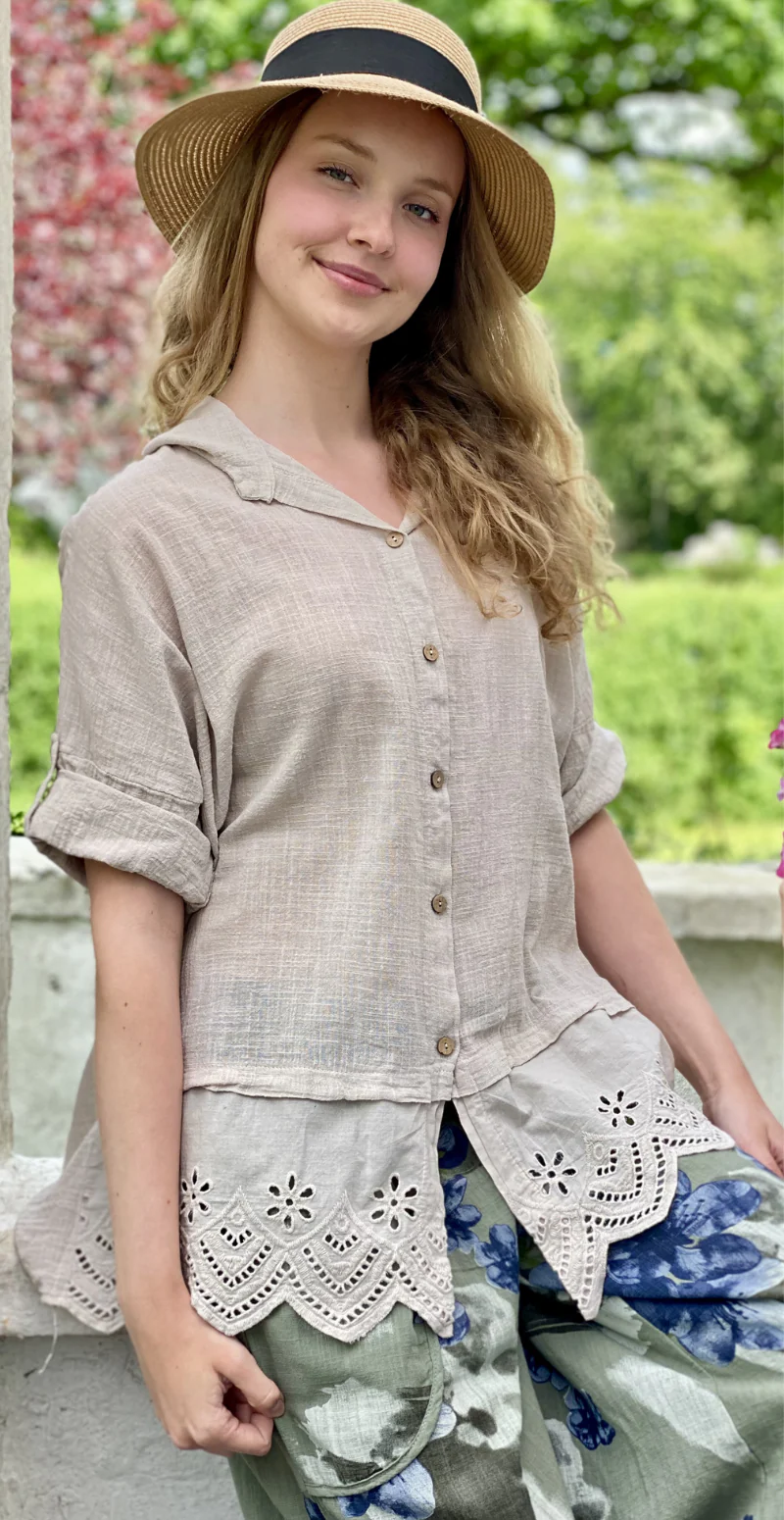 Oda skjortebluse med broderi anglaise beige LikeLondon - Image 3