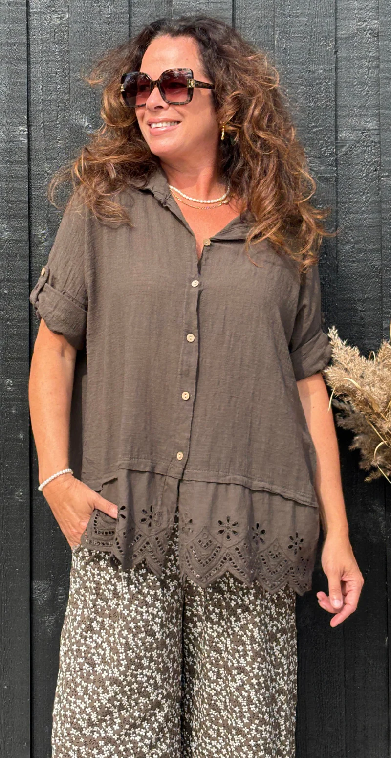 Oda skjortebluse med broderi anglaise brun LikeLondon