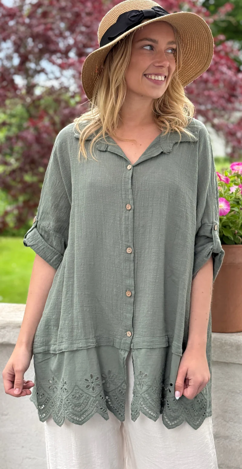 Oda skjortebluse med broderi anglaise khaki LikeLondon - Image 4