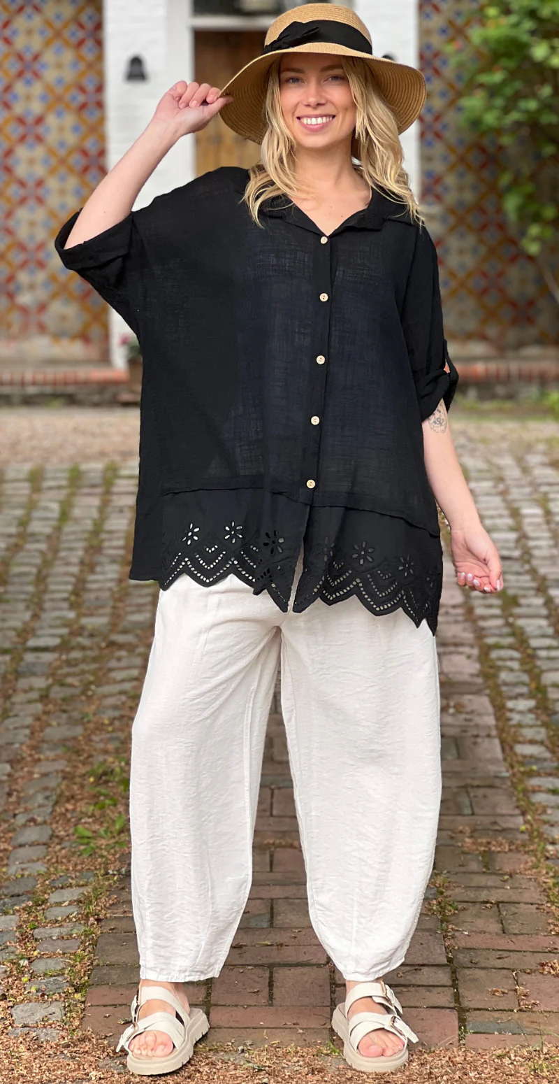 Oda skjortebluse med broderi anglaise sort LikeLondon - Image 2