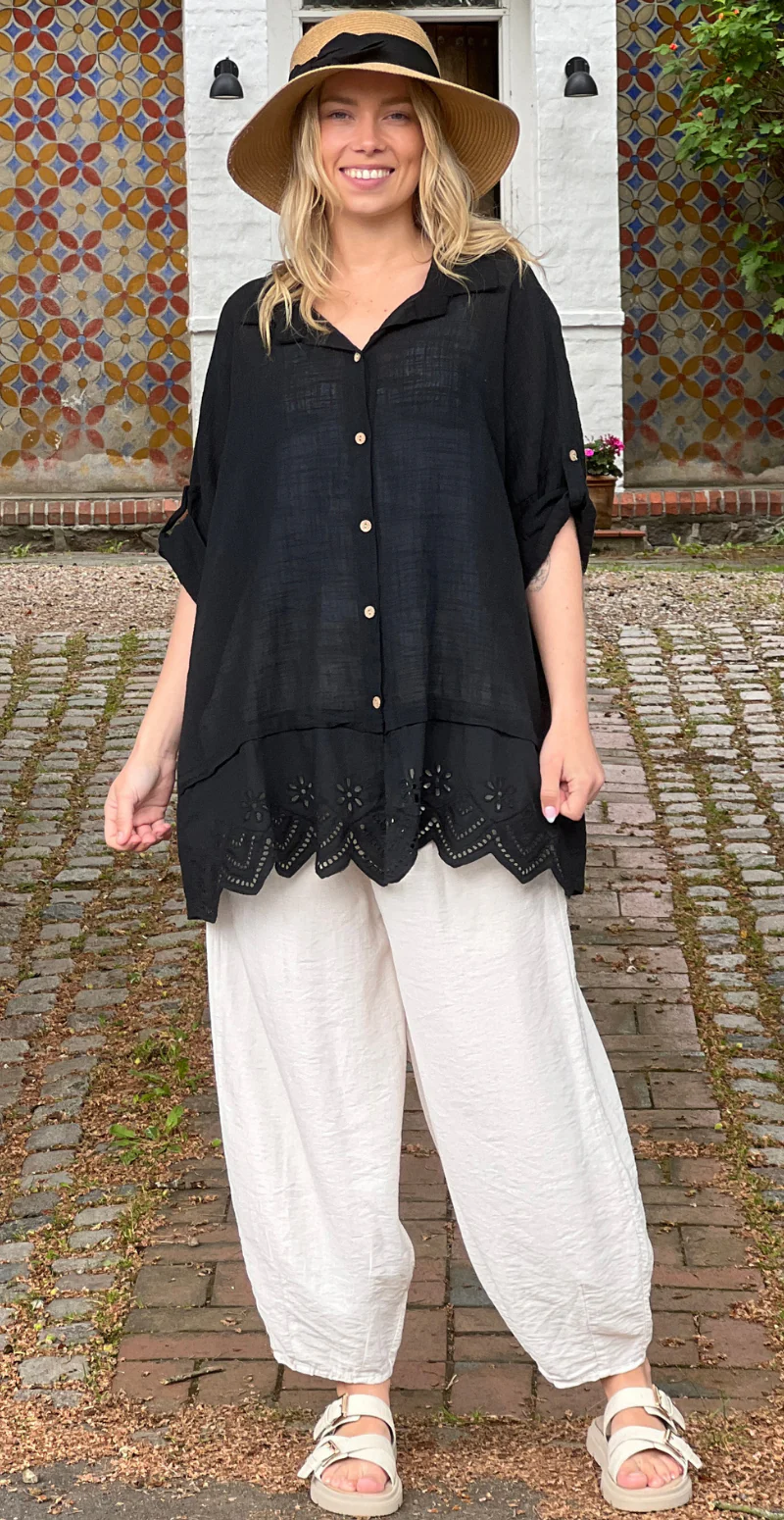 Oda skjortebluse med broderi anglaise sort LikeLondon - Image 5