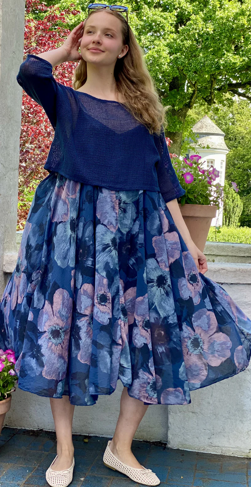 Ophelia kjole med blomsterprint og tynde stropper med tilhørende bluse navy LikeLondon - Image 2