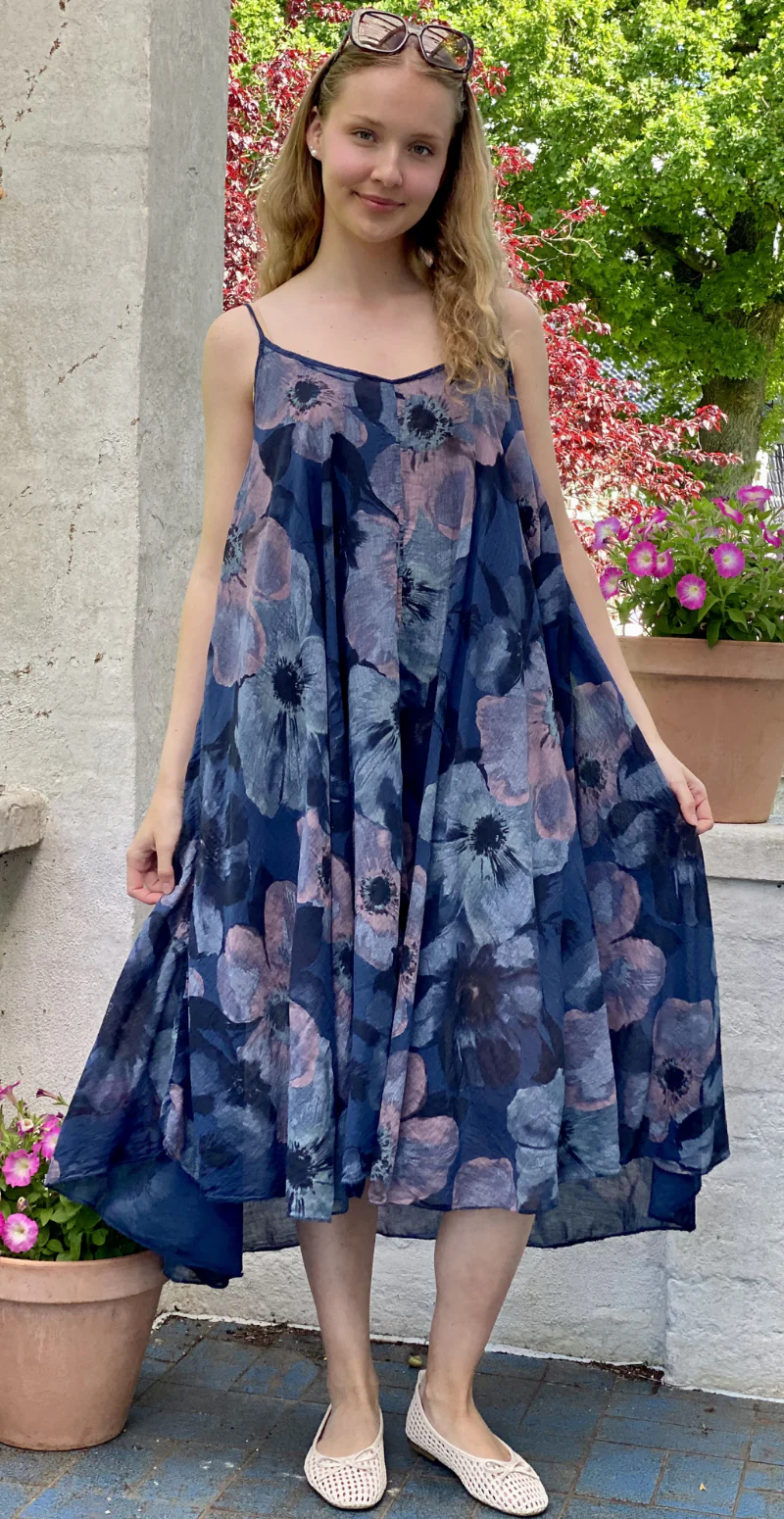 Ophelia kjole med blomsterprint og tynde stropper med tilhørende bluse navy LikeLondon - Image 3