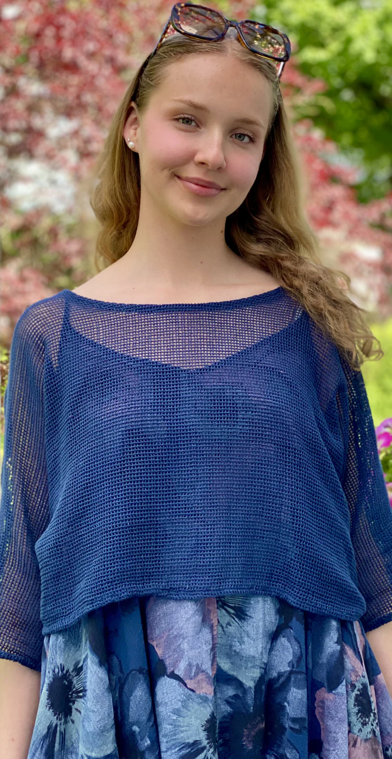 Ophelia kjole med blomsterprint og tynde stropper med tilhørende bluse navy LikeLondon - Image 4