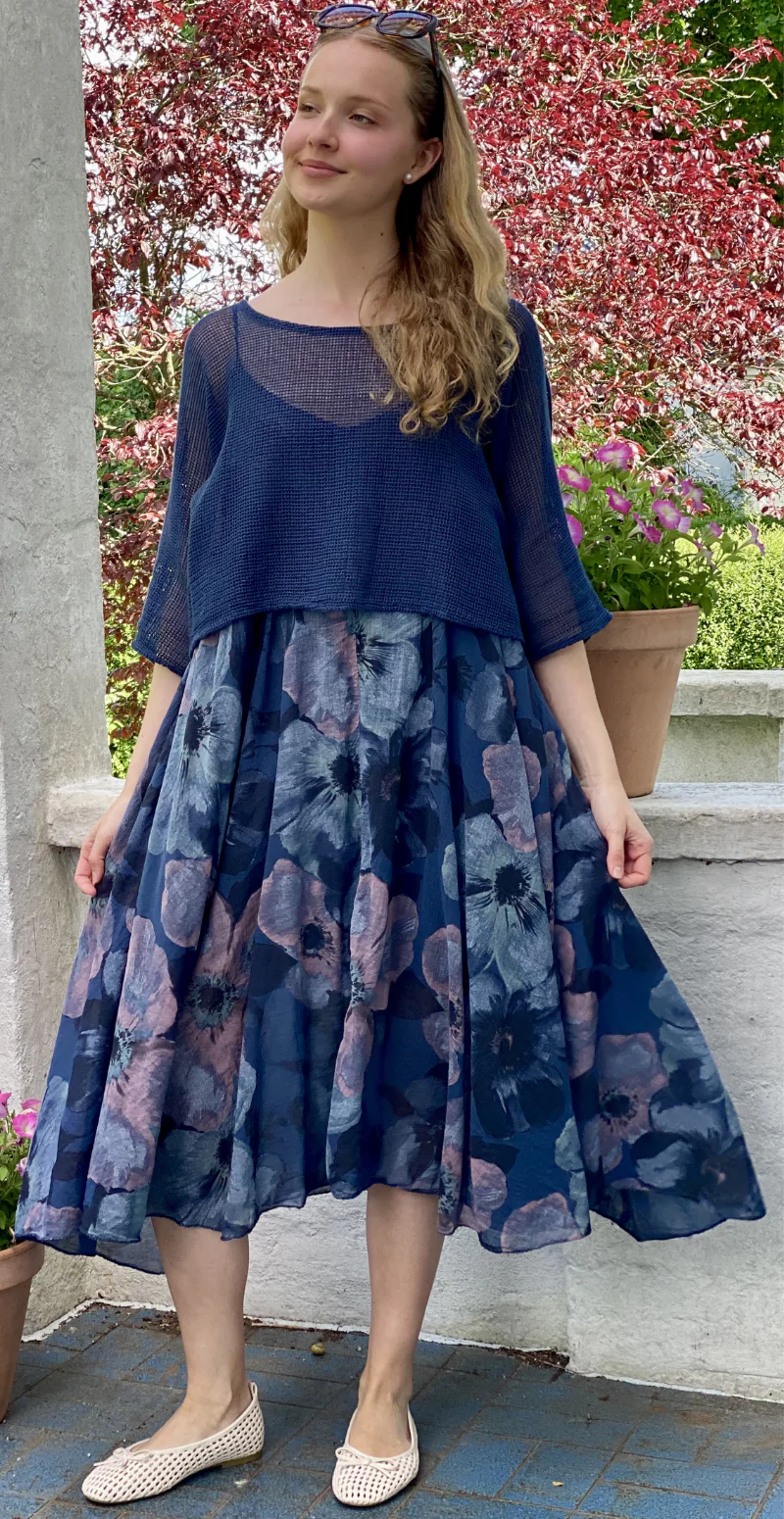 Ophelia kjole med blomsterprint og tynde stropper med tilhørende bluse navy LikeLondon - Image 5