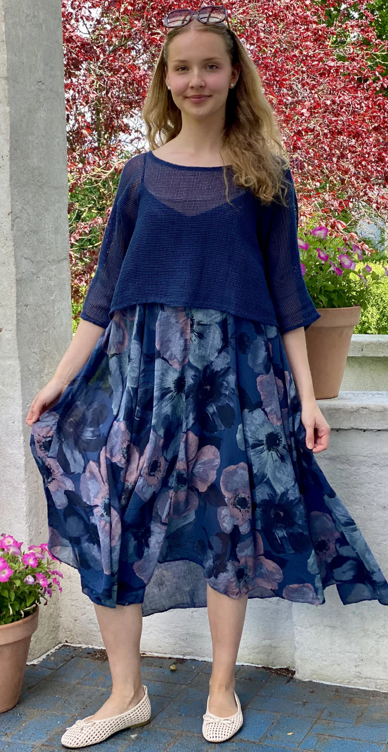 Ophelia kjole med blomsterprint og tynde stropper med tilhørende bluse navy LikeLondon - Image 6