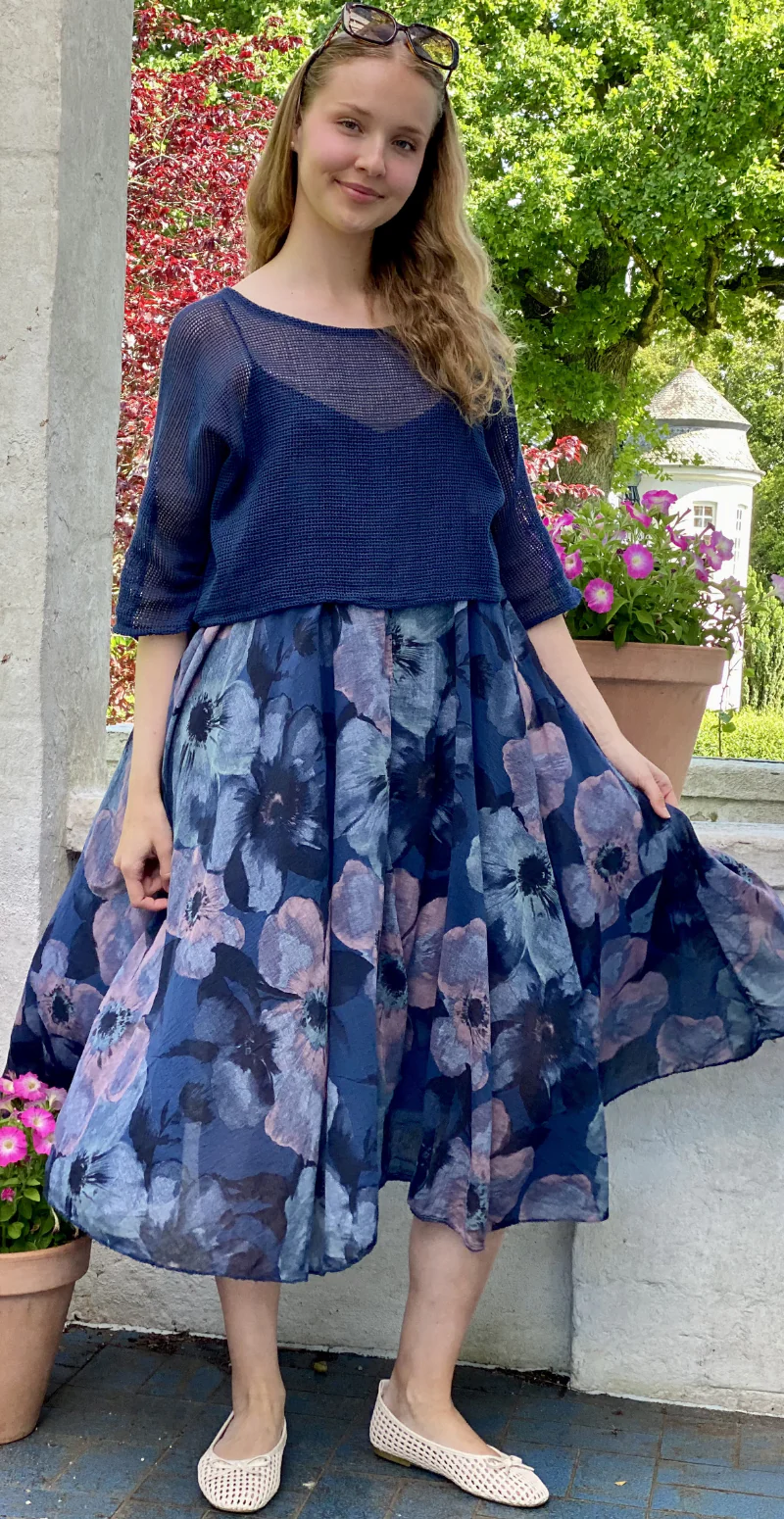 Ophelia kjole med blomsterprint og tynde stropper med tilhørende bluse navy LikeLondon - Image 7