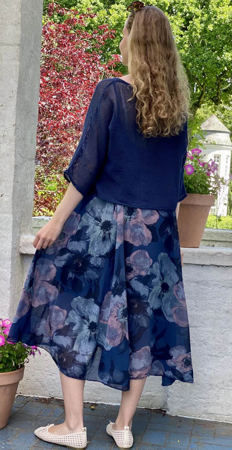 Ophelia kjole med blomsterprint og tynde stropper med tilhørende bluse navy LikeLondon - Image 8