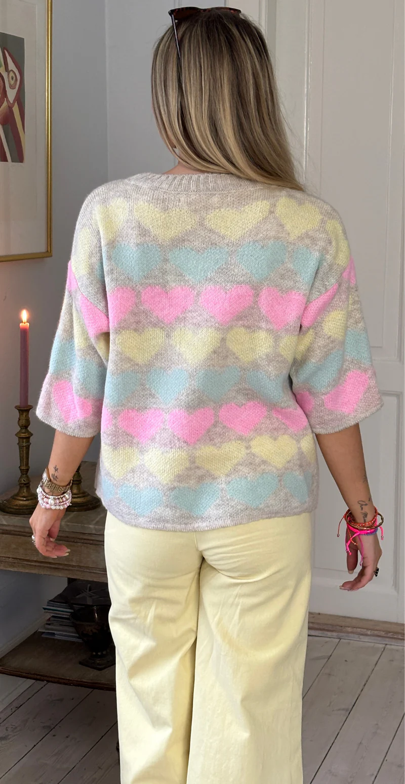 Opy kortærmet strik med hjerter beige LikeLondon - Image 5