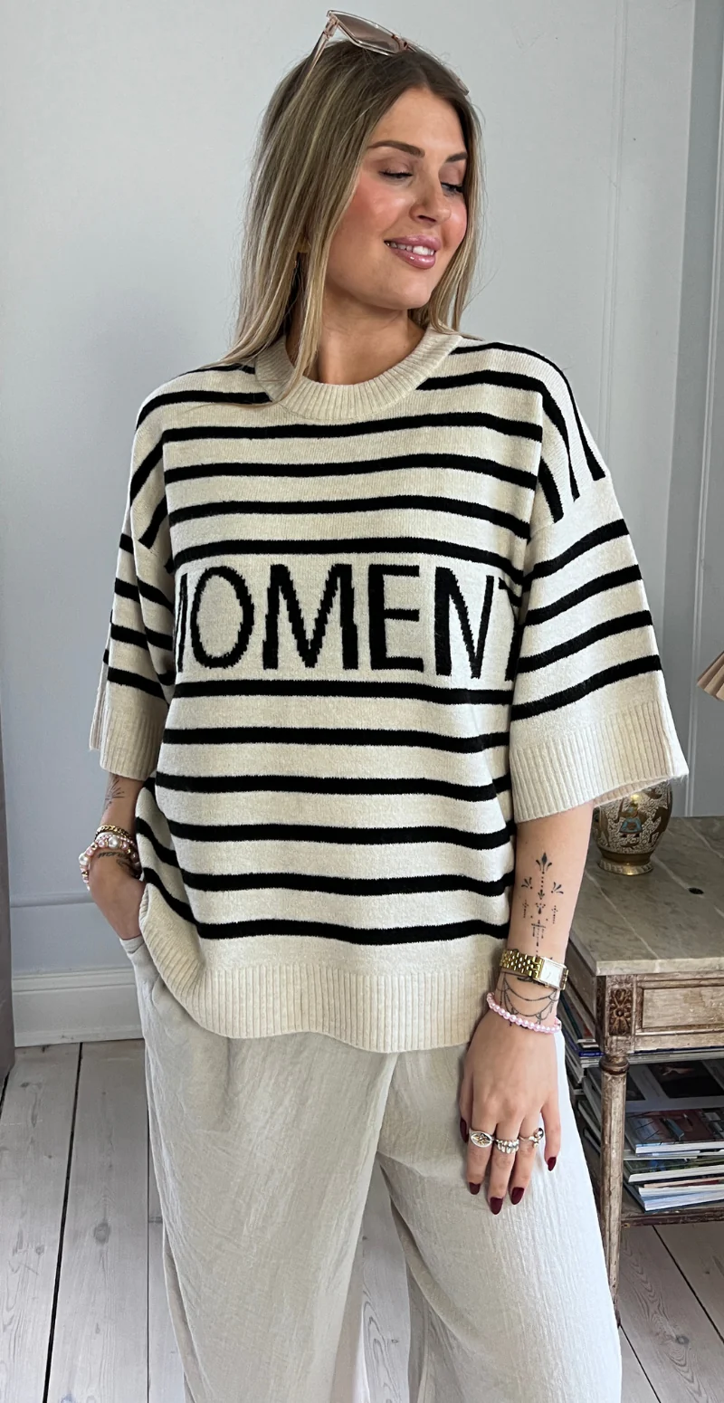 Orlean pullover med striber og "Moment" off-white LikeLondon - Image 6