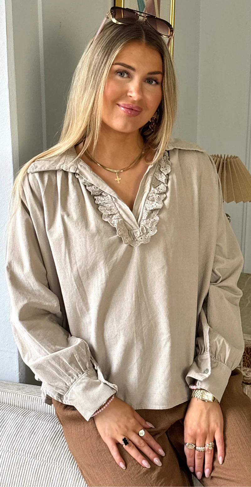 Otella fløjlsbluse med v-hals og flæsekant sand LikeLondon - Image 4
