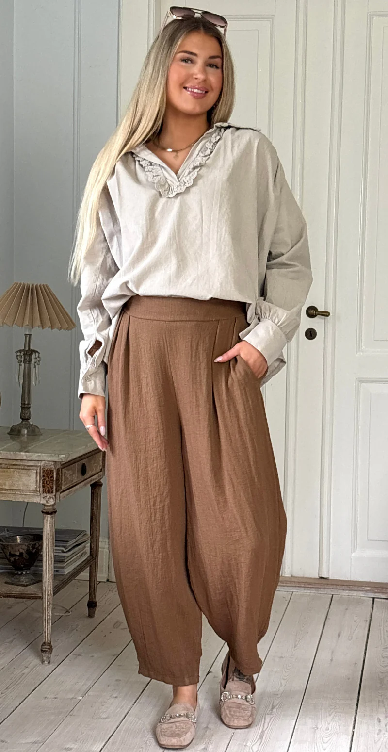 Otella fløjlsbluse med v-hals og flæsekant sand LikeLondon - Image 5
