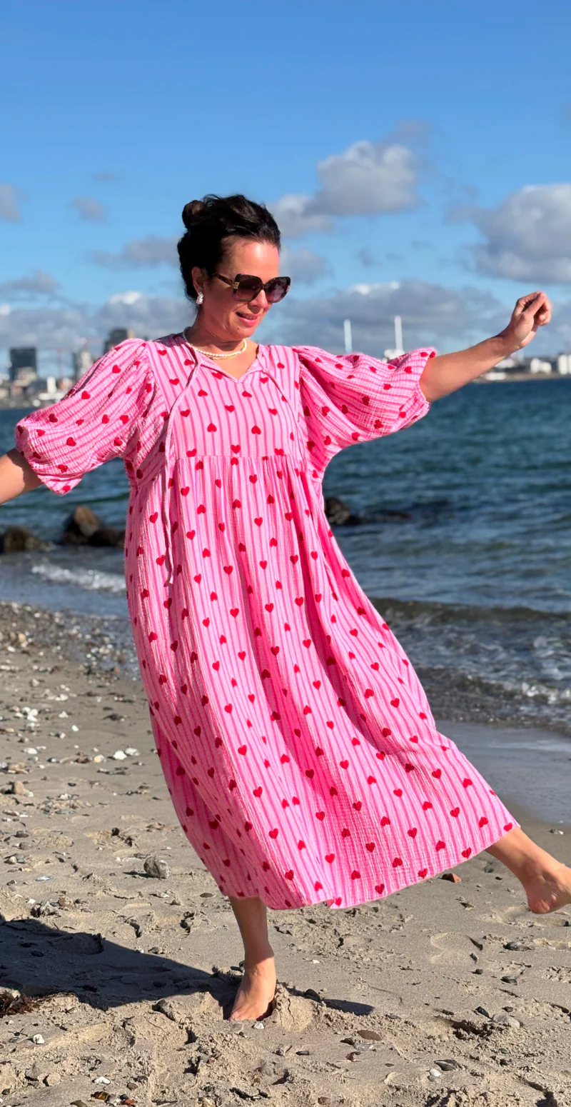 Pauline kjole med striber og hjerter pink LikeLondon - Image 3