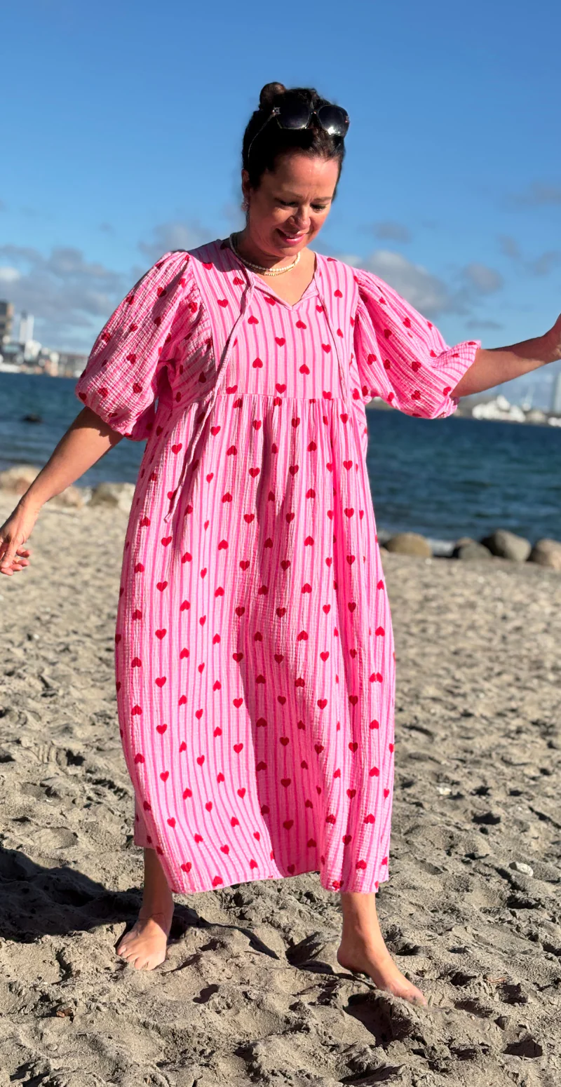 Pauline kjole med striber og hjerter pink LikeLondon - Image 4