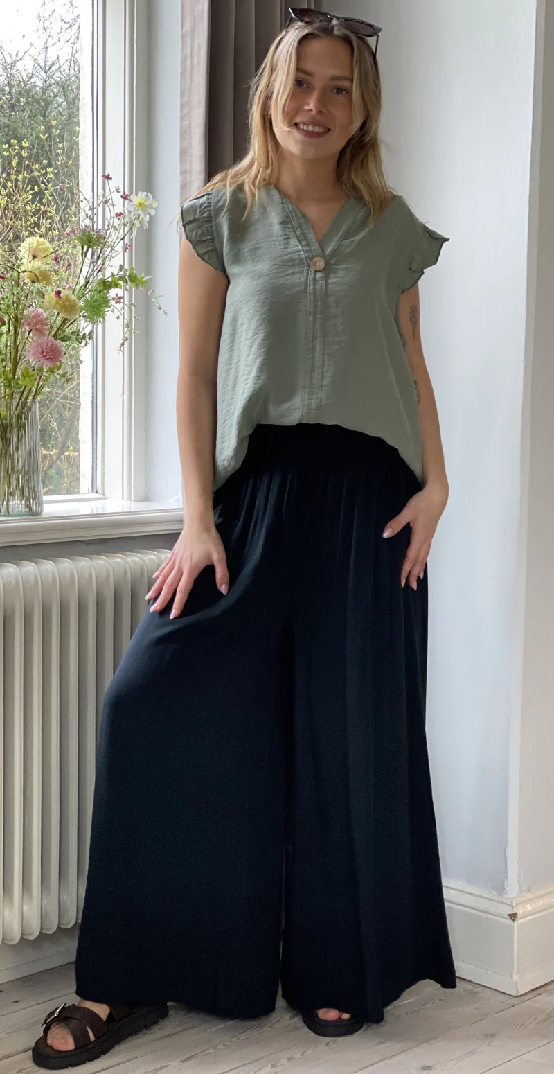 Peggy bukser med brede ben og smock sort LikeLondon - Image 2