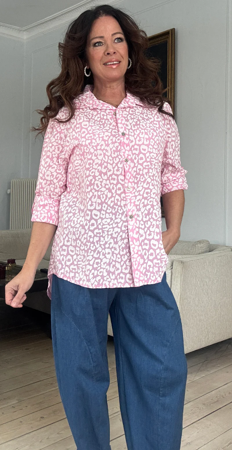 Piper skjorte med perlemorsknapper og leoprint pink LikeLondon - Image 2