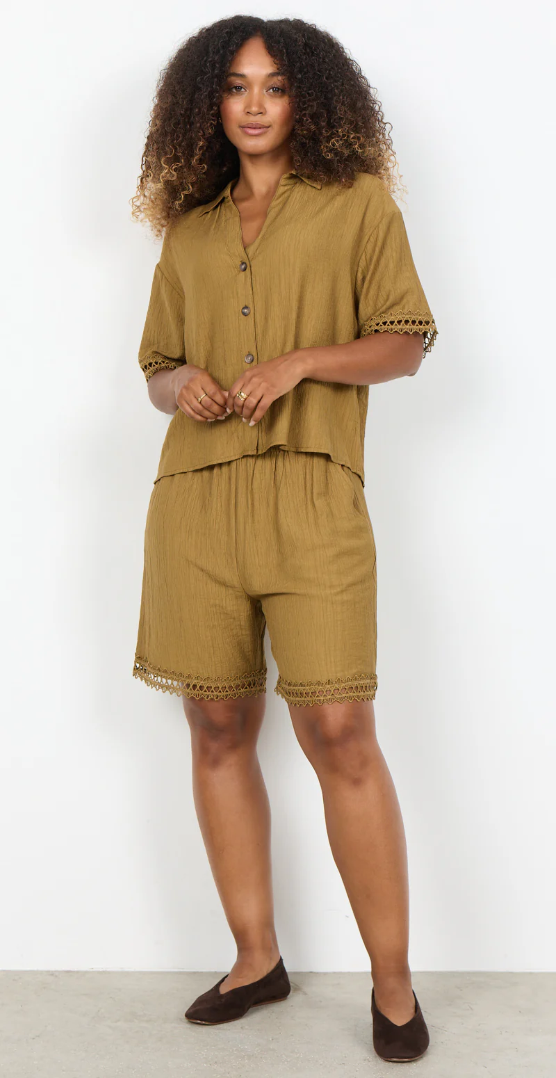 Regina bløde shorts med blondekant oliven LikeLondon - Image 6