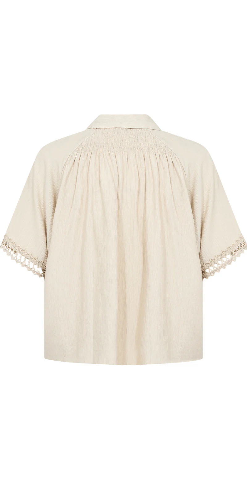 Regina skjortebluse med blondekant beige LikeLondon - Image 12