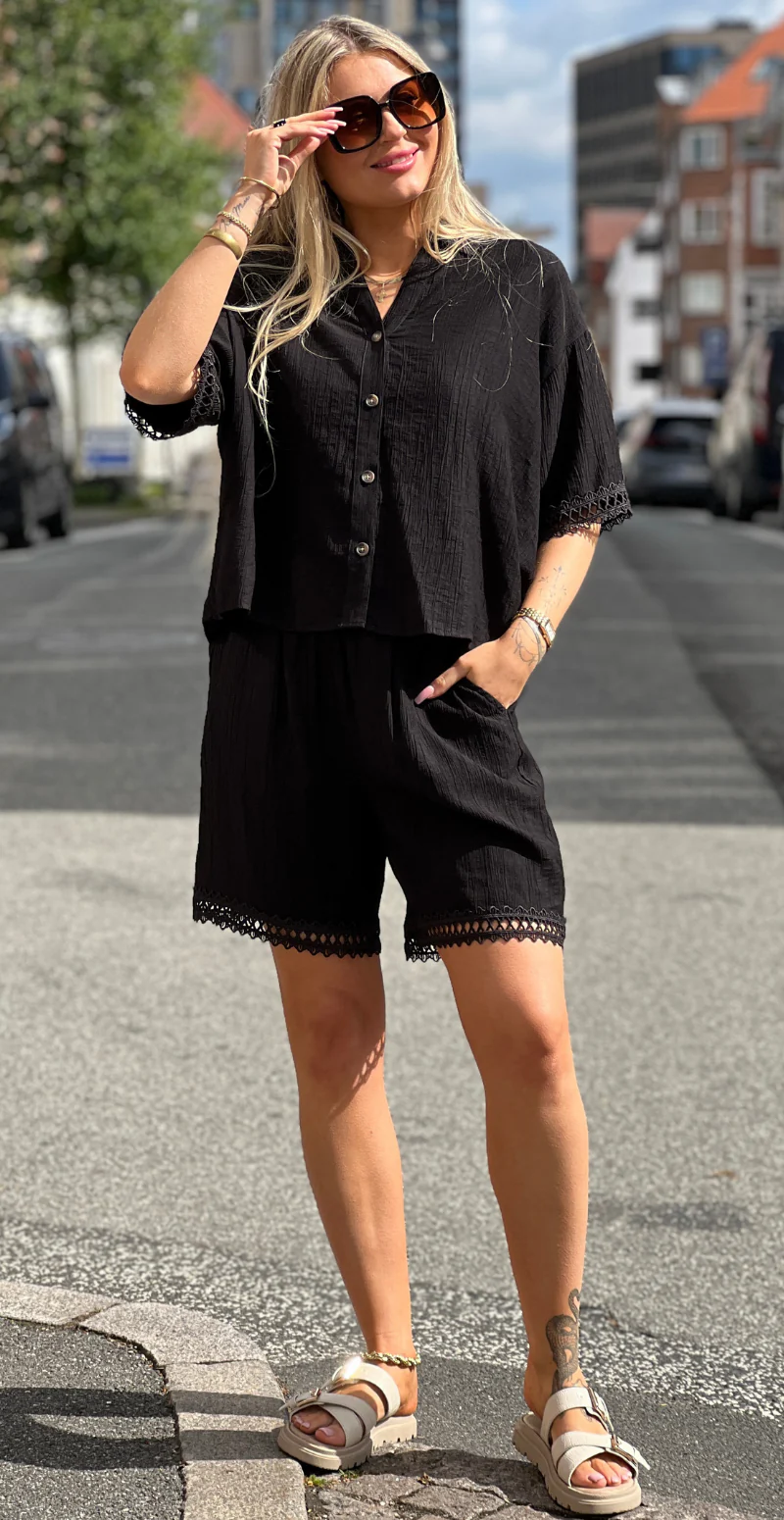 Regina skjortebluse med blondekant sort LikeLondon - Image 2