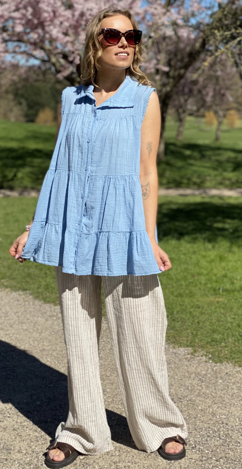 Rinda bluse uden ærmer med peplum og hæklede detaljer blå LikeLondon - Image 2
