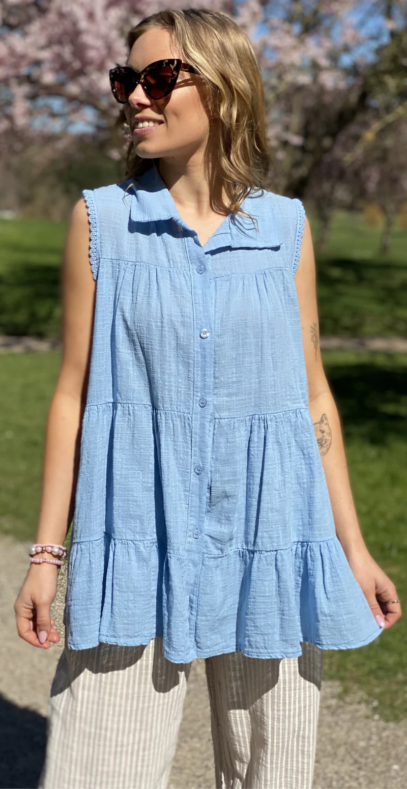 Rinda bluse uden ærmer med peplum og hæklede detaljer blå LikeLondon - Image 3