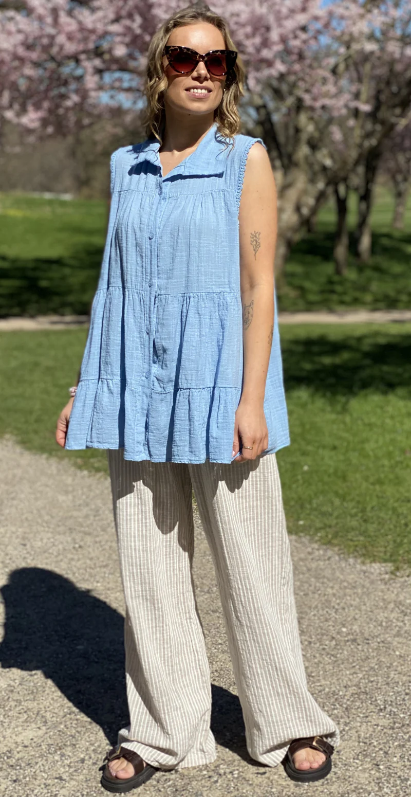 Rinda bluse uden ærmer med peplum og hæklede detaljer blå LikeLondon - Image 4