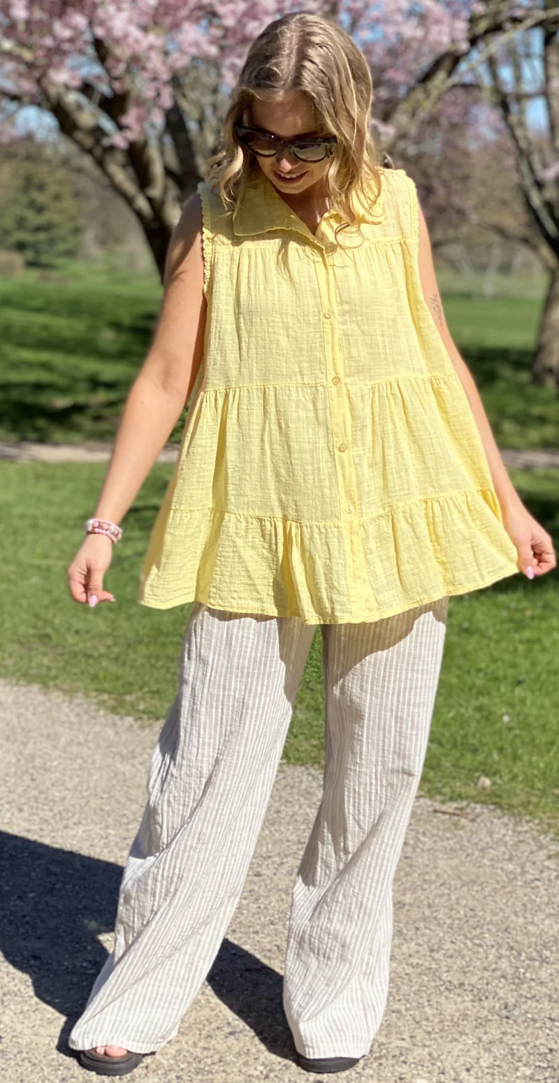 Rinda bluse uden ærmer med peplum og hæklede detaljer gul LikeLondon - Image 2
