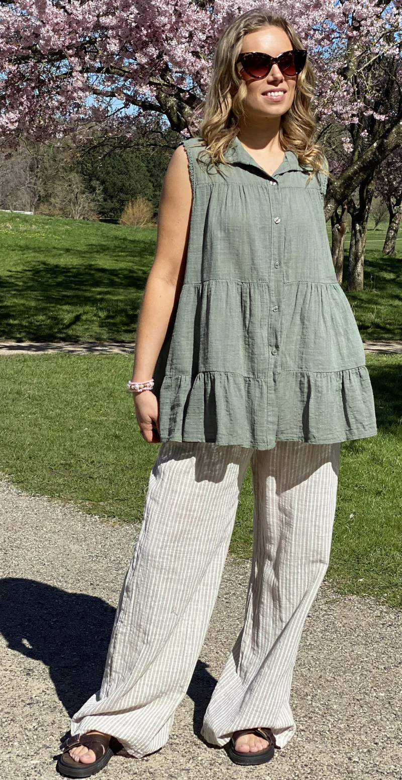 Rinda bluse uden ærmer med peplum og hæklede detaljer khaki LikeLondon - Image 4