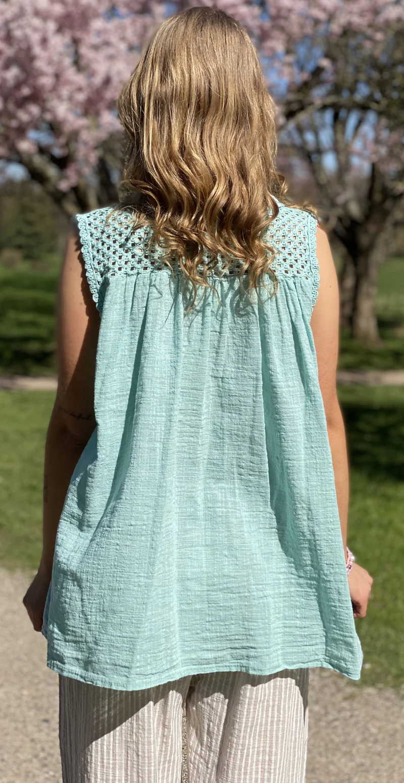 Rinda bluse uden ærmer med peplum og hæklede detaljer mint LikeLondon - Image 5