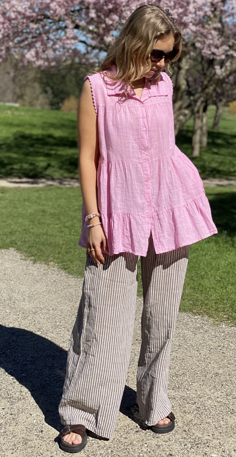 Rinda bluse uden ærmer med peplum og hæklede detaljer pink LikeLondon - Image 3
