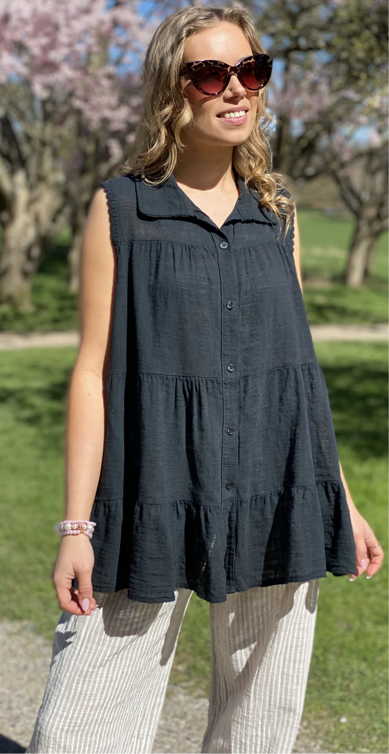Rinda bluse uden ærmer med peplum og hæklede detaljer sort LikeLondon - Image 3