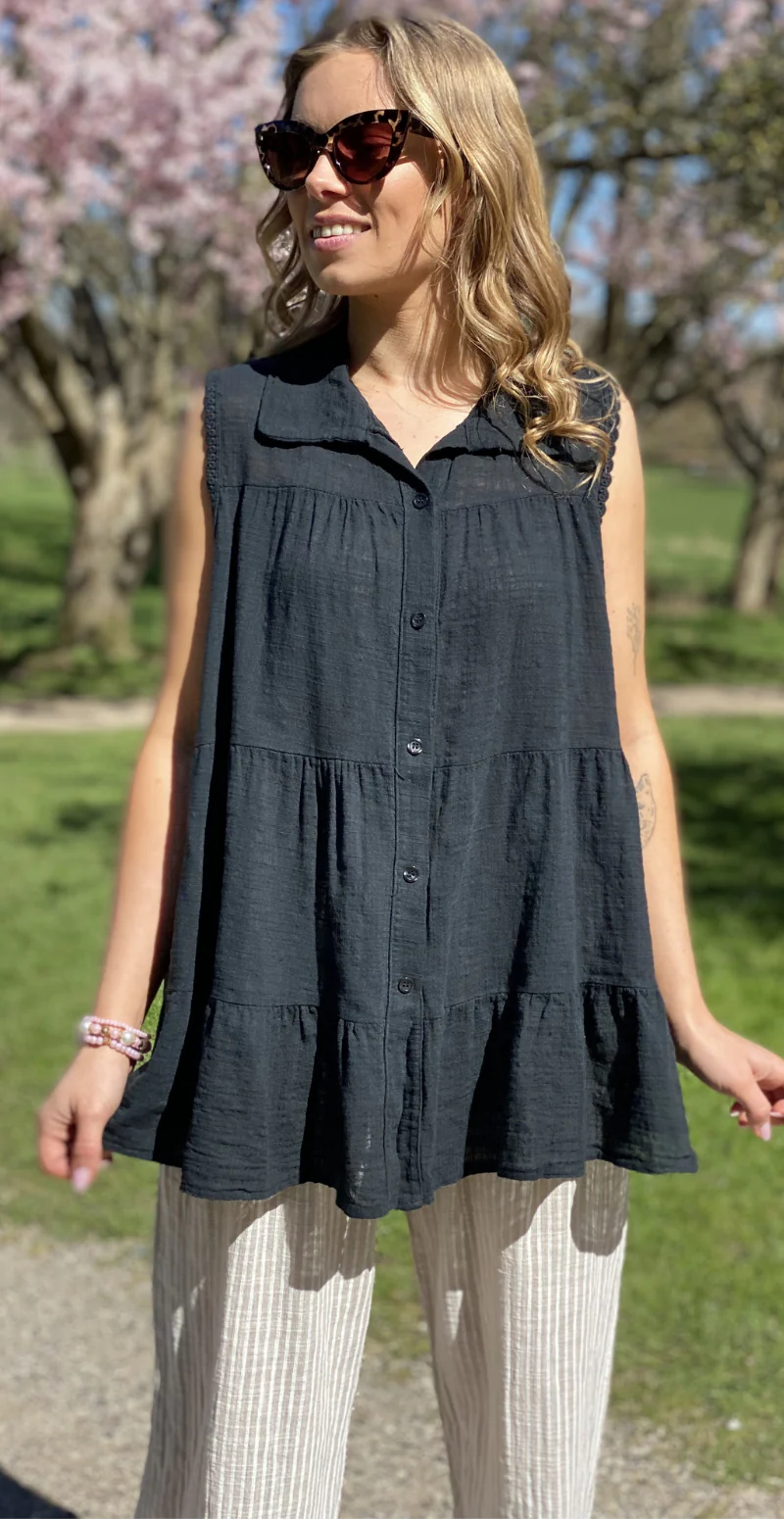 Rinda bluse uden ærmer med peplum og hæklede detaljer sort LikeLondon - Image 5