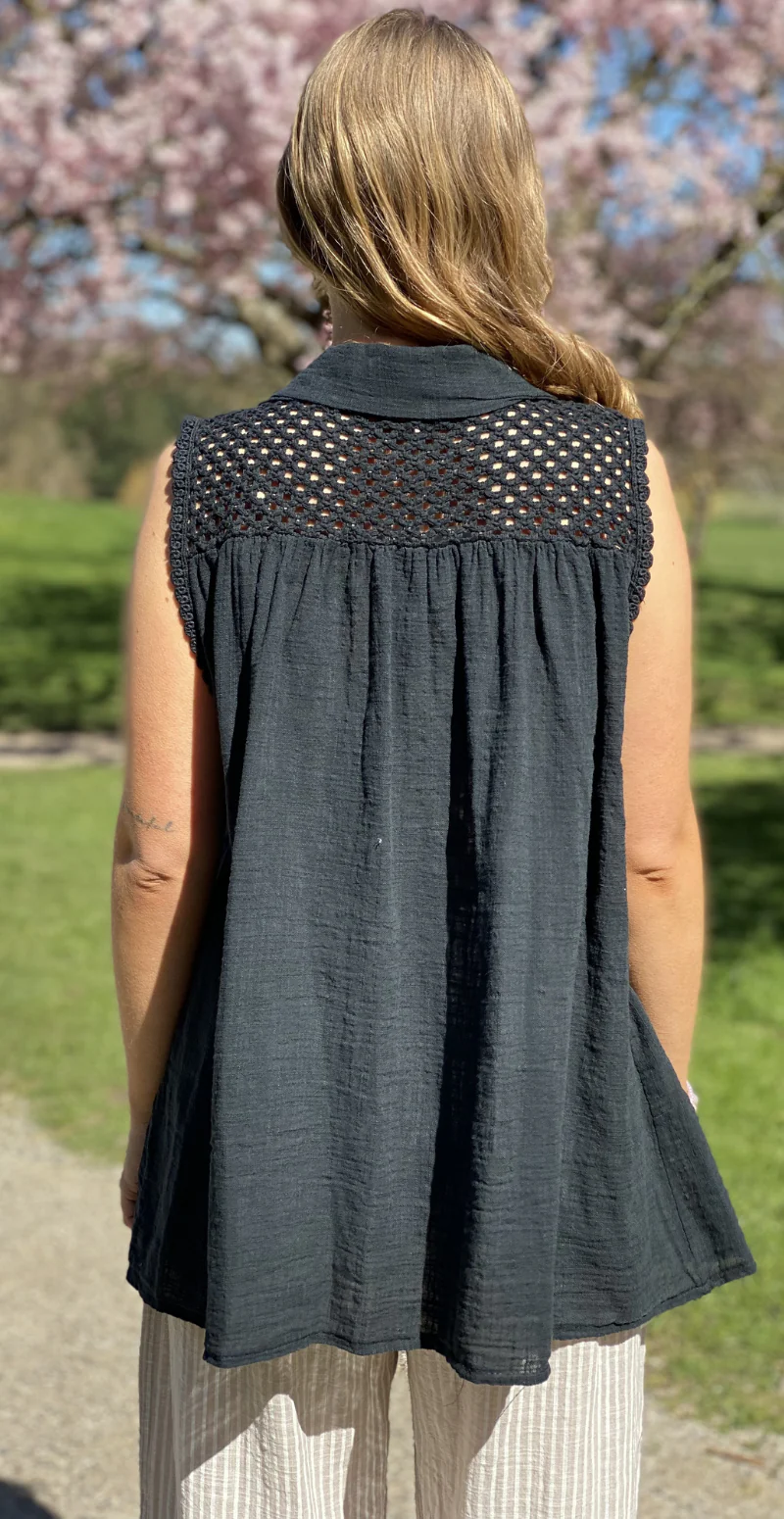 Rinda bluse uden ærmer med peplum og hæklede detaljer sort LikeLondon - Image 6