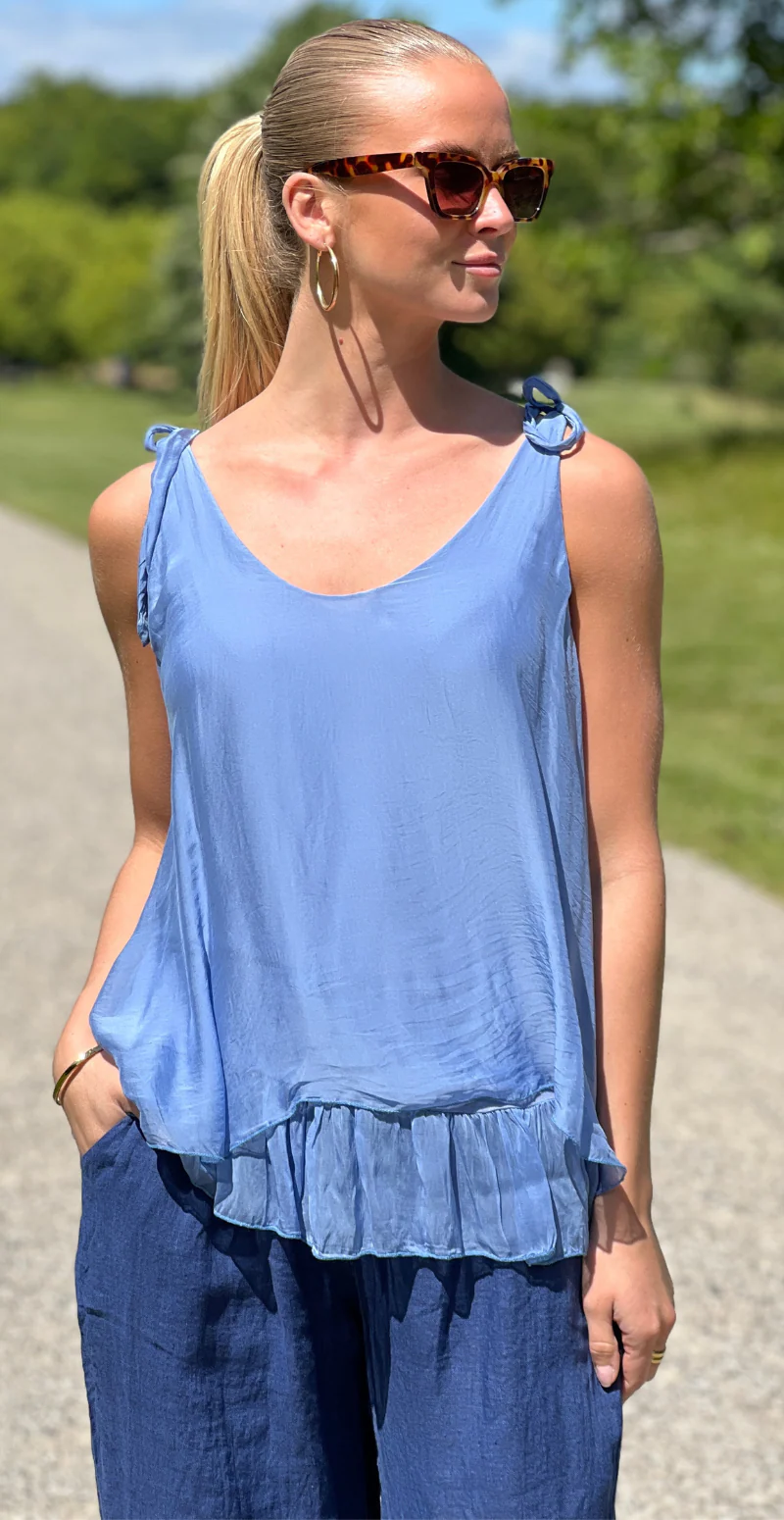 Roberta silketop I to lag med sløjfestropper jeans LikeLondon