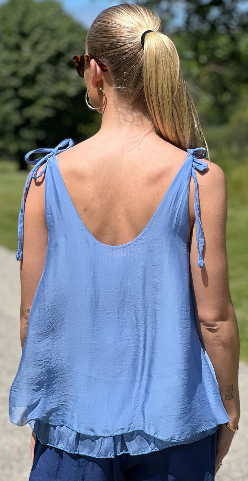 Roberta silketop I to lag med sløjfestropper jeans LikeLondon - Image 2