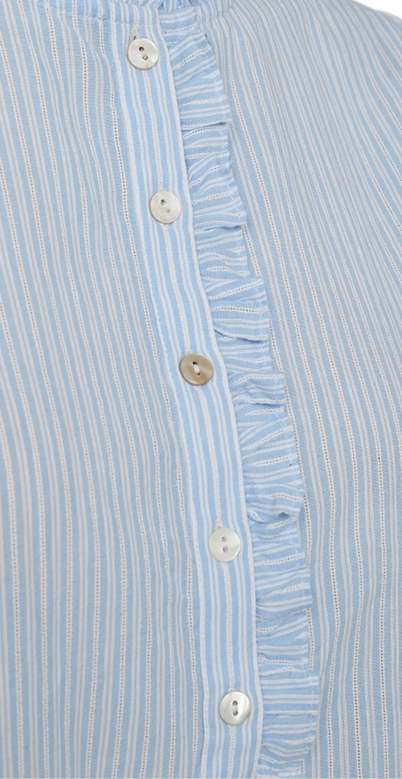 Rolly bluse med flæsedetalje blå & hvid - Image 4