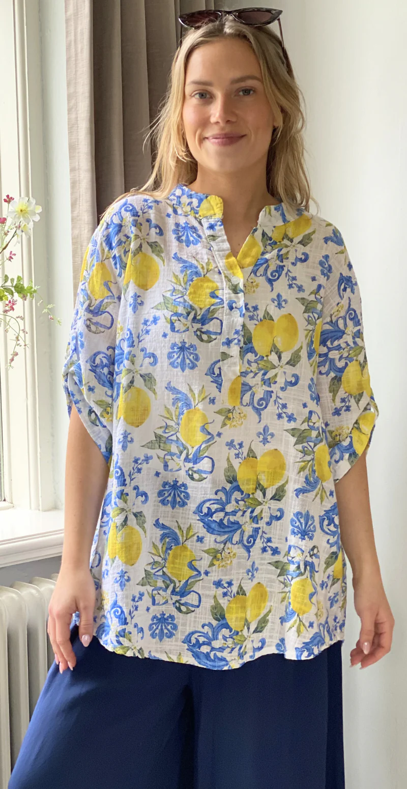 Rosella bluse med stolpelukning, citroner og blomster blå LikeLondon - Image 6