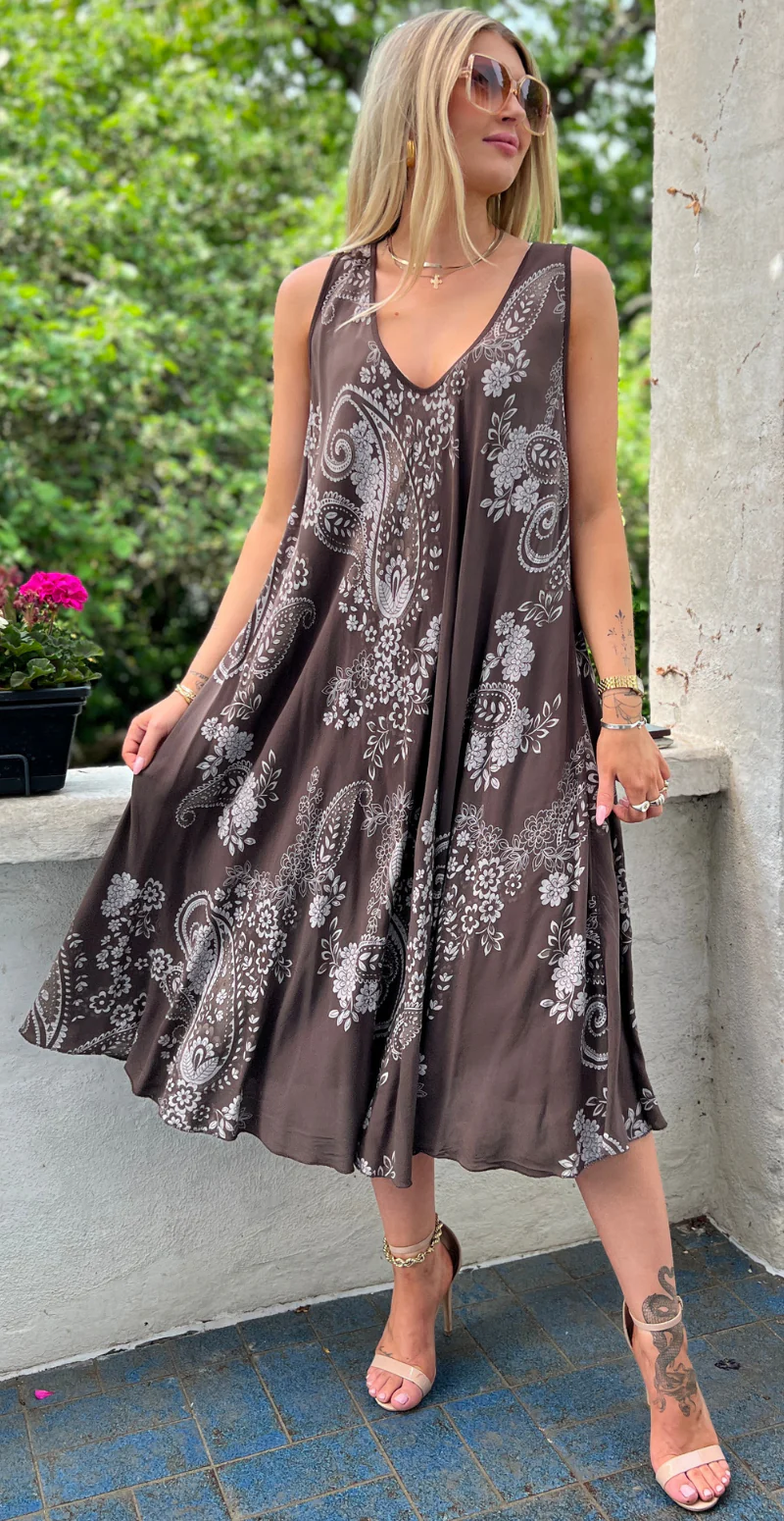 Safina vidde kjole uden ærmer med paisleyprint coffee LikeLondon - Image 3