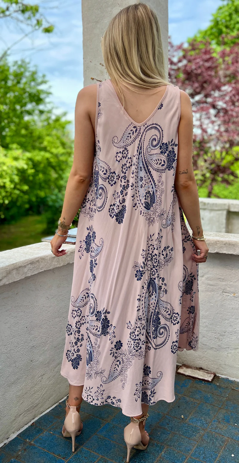 Safina vidde kjole uden ærmer med paisleyprint rosa LikeLondon - Image 4