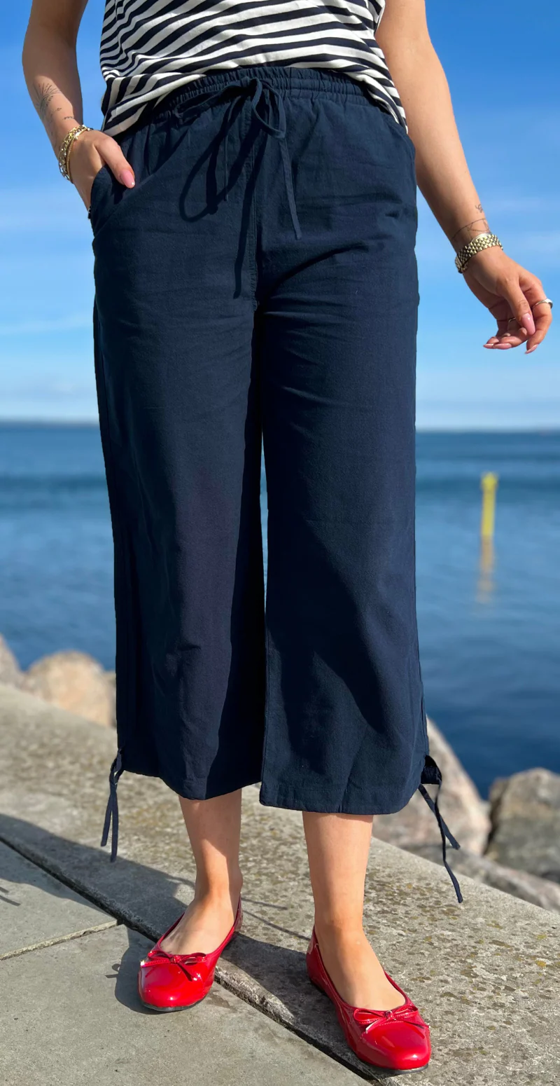 Sally capri bukser med bindebånd og snøre navy LikeLondon
